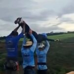 Vídeo feito no local mostra Maria Eduarda Rodrigues de Freitas, 21, sendo levada até a beira pela equipe antes de ser jogada no barranco