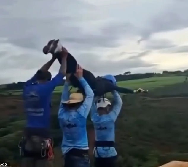Vídeo feito no local mostra Maria Eduarda Rodrigues de Freitas, 21, sendo levada até a beira pela equipe antes de ser jogada no barranco