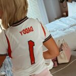 A esposa de Jordan Pickford, Megan, pediu emprestada a camisa da Inglaterra de seu filho, depois de perder sua mala durante sua viagem para a primeira partida dos Três Leões na Copa do Mundo