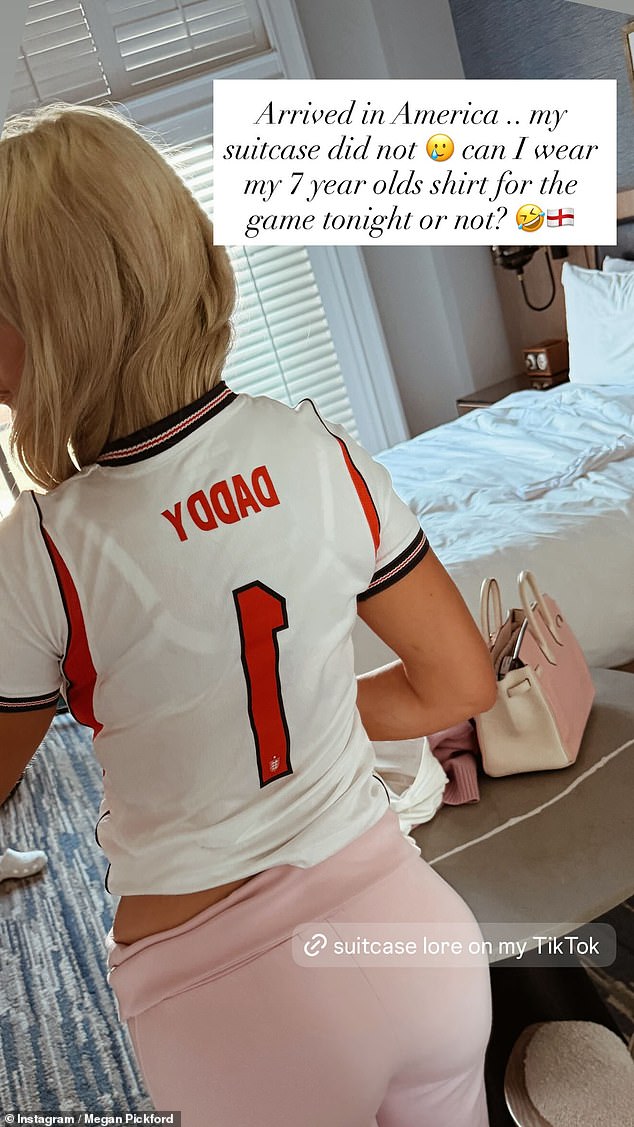 A esposa de Jordan Pickford, Megan, pediu emprestada a camisa da Inglaterra de seu filho, depois de perder sua mala durante sua viagem para a primeira partida dos Três Leões na Copa do Mundo