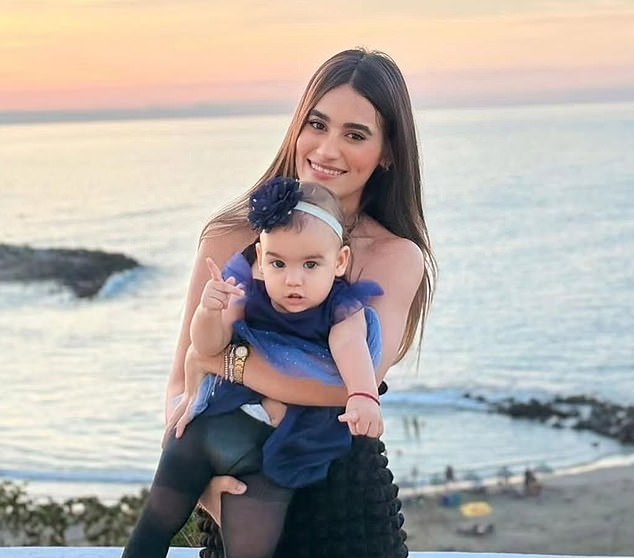 Andrea (foto), esposa do jogador de futebol Héctor Bello, morreu salvando a vida de sua filha durante os terremotos de magnitude 7,2 e 7,5 que atingiram a Venezuela na quarta-feira.