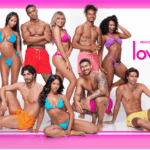 A estreia da 8ª temporada de 'Love Island USA' revela os primeiros cinco casais, inscrições bombásticas deixam a vila abalada