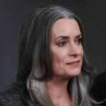 A estrela de 'Criminal Minds', Paget Brewster, diz ao jornalista de TV para 'trabalhar em um abrigo' após uma crítica mista, provocando indignação de outros críticos