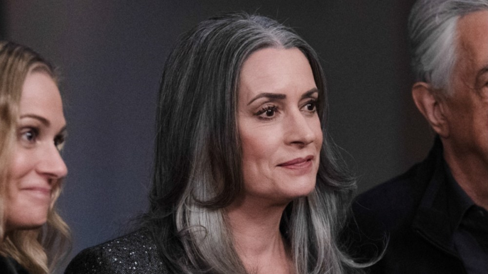 A estrela de 'Criminal Minds', Paget Brewster, diz ao jornalista de TV para 'trabalhar em um abrigo' após uma crítica mista, provocando indignação de outros críticos