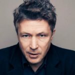 A estrela de 'Game of Thrones', Aidan Gillen, sobre a Era de Ouro do drama britânico 'F-ing Brilliant' e por que há coisas 'demais' na TV