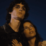 A estrela de 'Obsession' Inde Navarrette ajuda Sombr a combater a insegurança no videoclipe romântico de 'My Body Isn't Ready'