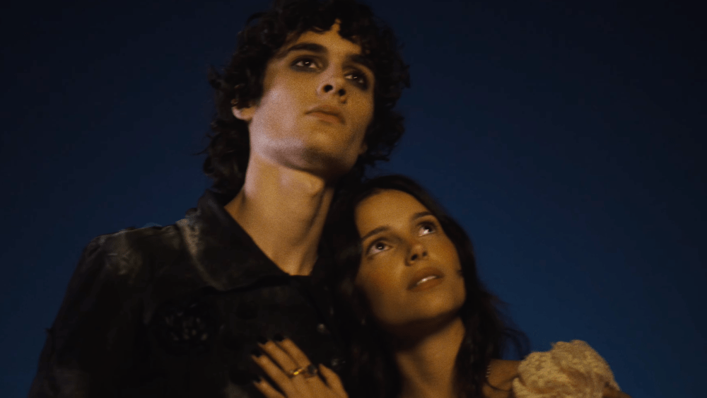 A estrela de 'Obsession' Inde Navarrette ajuda Sombr a combater a insegurança no videoclipe romântico de 'My Body Isn't Ready'