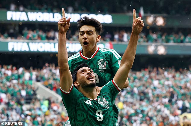 Raul Jiménez marcou o emocionante segundo gol do México na vitória por 2 a 0 sobre a África do Sul na partida de abertura da Copa do Mundo.