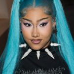 A filha de 13 anos de Kim Kardashian e Kanye West, North, estreou um conjunto de piercings no nariz e nos lábios enquanto participava da última Paris Fashion Week