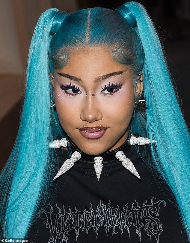 A filha de 13 anos de Kim Kardashian e Kanye West, North, estreou um conjunto de piercings no nariz e nos lábios enquanto participava da última Paris Fashion Week