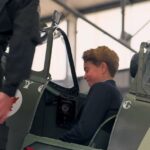 O Príncipe George parecia uma imagem de fascínio ao entrar na cabine de um spitfire durante uma visita comovente à RAF Coningsby para o Dia Nacional das Forças Armadas