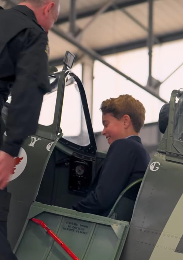 O Príncipe George parecia uma imagem de fascínio ao entrar na cabine de um spitfire durante uma visita comovente à RAF Coningsby para o Dia Nacional das Forças Armadas