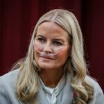 A futura rainha herdeira, princesa Mette-Marit, 52, pode ter apenas mais um ano de vida, pois foi colocada em uma lista de transplante de pulmão (foto na semana passada)