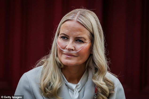 A futura rainha herdeira, princesa Mette-Marit, 52, pode ter apenas mais um ano de vida, pois foi colocada em uma lista de transplante de pulmão (foto na semana passada)