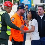 A presidente em exercício Delcy Rodriguez visita uma área danificada pelo terremoto onde equipes de resgate procuram sobreviventes em Caracas, Venezuela, sexta-feira, 26 de junho de 2026, dois dias depois de dois terremotos terem atingido o país