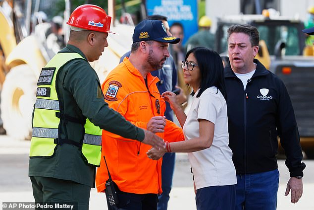 A presidente em exercício Delcy Rodriguez visita uma área danificada pelo terremoto onde equipes de resgate procuram sobreviventes em Caracas, Venezuela, sexta-feira, 26 de junho de 2026, dois dias depois de dois terremotos terem atingido o país