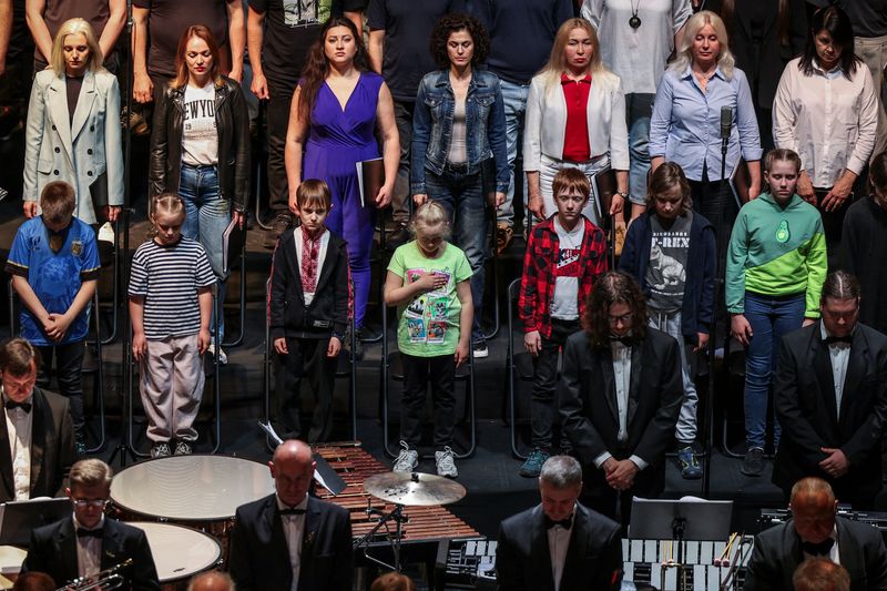 A luta das mães ucranianas para libertar as crianças dos russos retratada em nova ópera