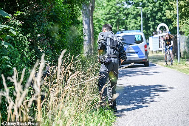 Policiais procuram a criança na cidade de Renningen