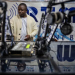 À medida que o Ébola se espalha no Congo, uma estação de rádio tenta impedir a desinformação sobre saúde
