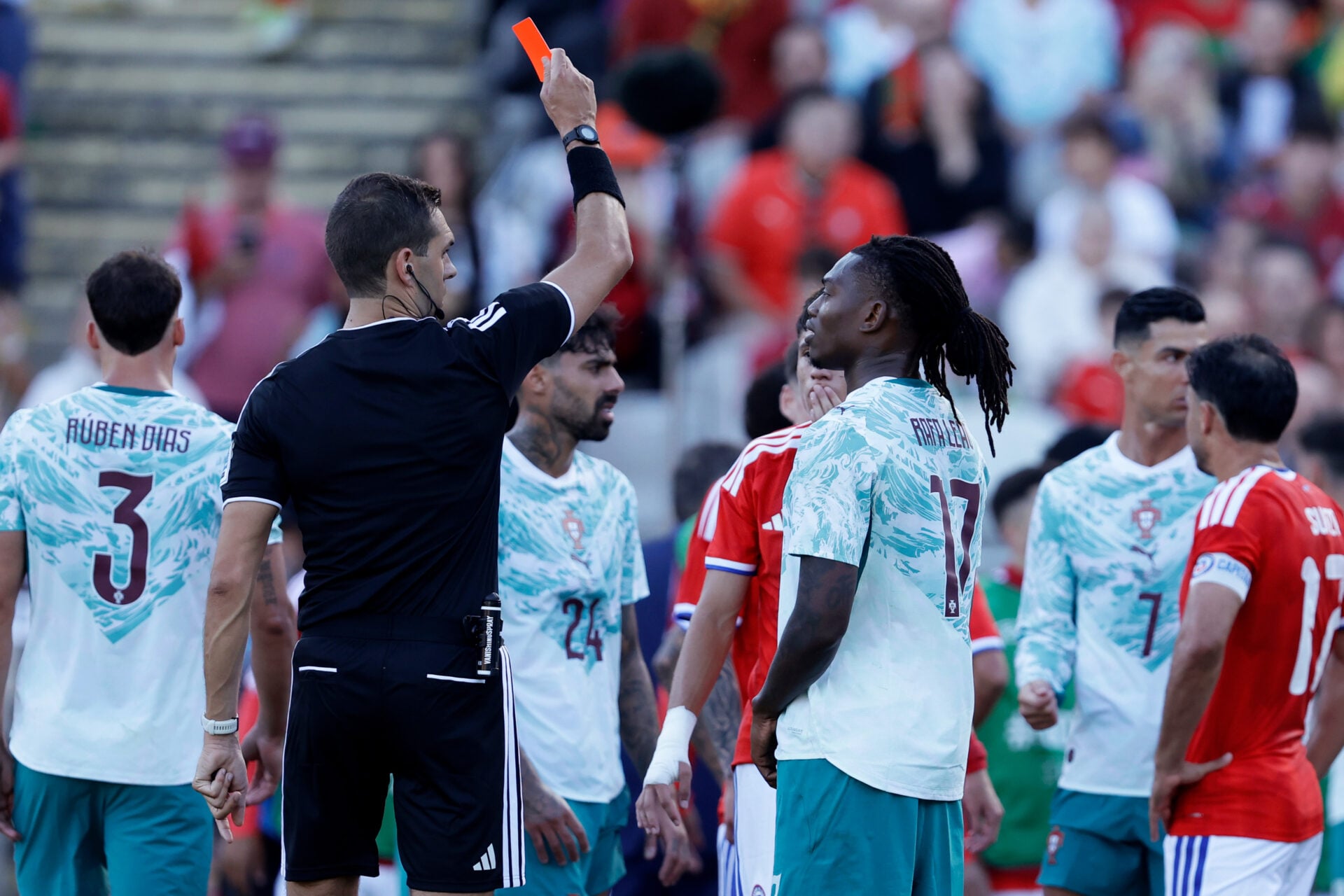 A mídia portuguesa critica Rafael Leão, alvo do Man Utd, após cartão vermelho 'infantil', ele 'estragou tudo'