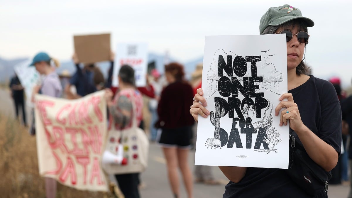 Manifestantes seguram cartazes durante um protesto contra o data center do Projeto Azul em Tucson, Arizona