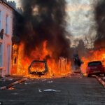 A Lendrick Street, no leste de Belfast, foi envolvida pelas chamas, com vários carros e pelo menos uma casa em chamas