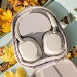 Fones de ouvido intra-auriculares Sony WH-1000XM5 pretos posicionados em ângulo sobre fundo branco