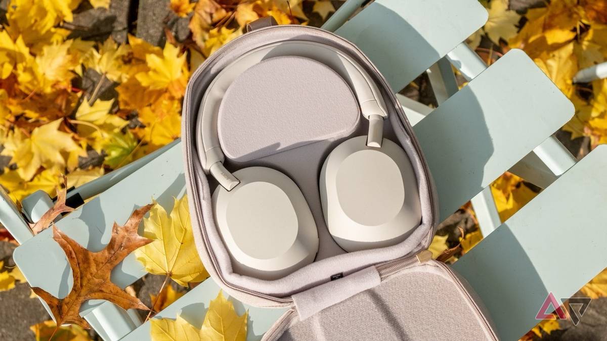 Fones de ouvido intra-auriculares Sony WH-1000XM5 pretos posicionados em ângulo sobre fundo branco
