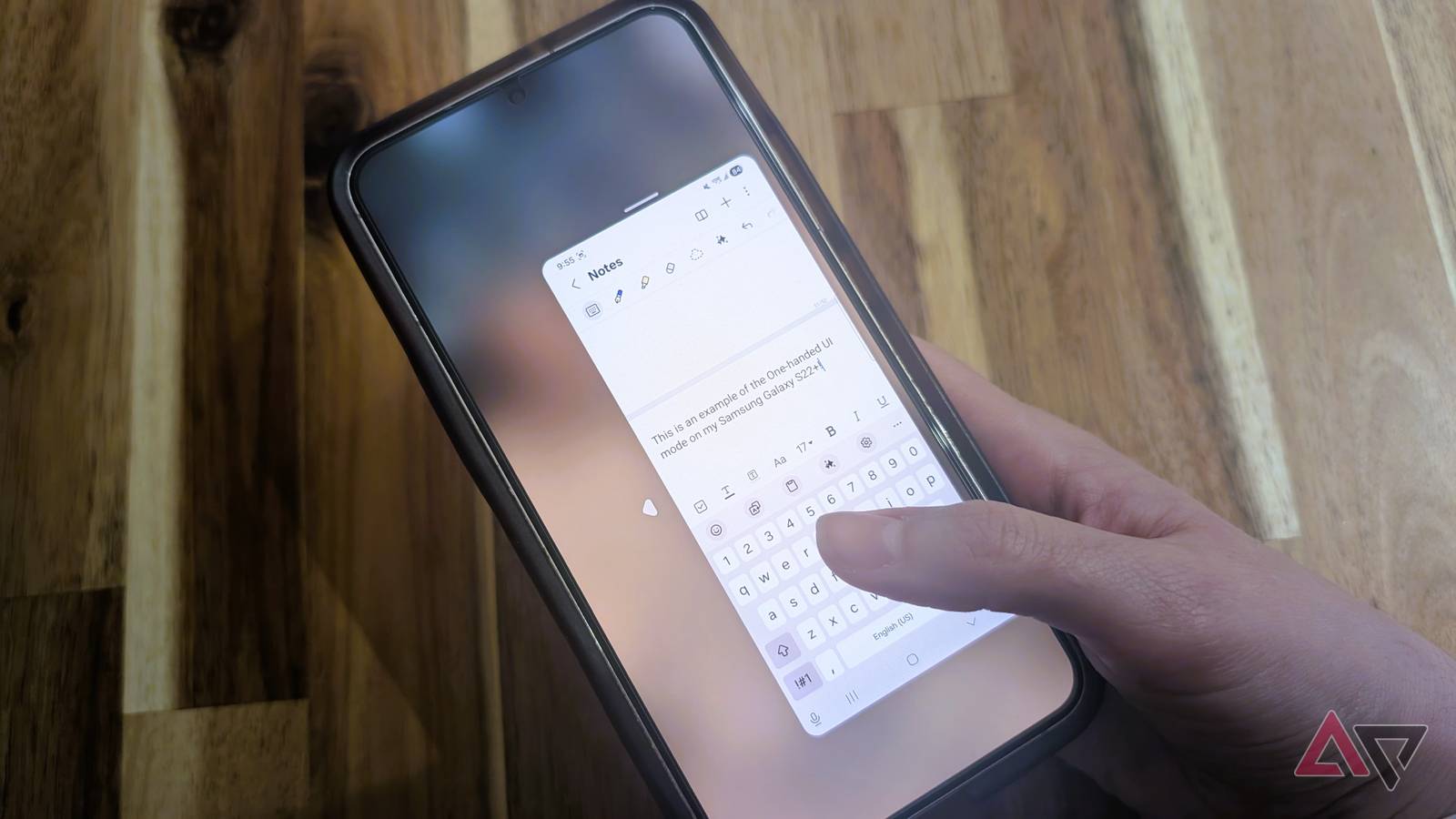 Mascote Android com braços robóticos segurando engrenagens em um fundo verde.