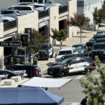 Agentes do FBI respondem depois que um homem se barricou dentro de um banco na terça-feira, 2 de junho, em Bakersfield, Califórnia. -David Dennis/AP