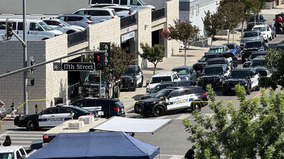 Agentes do FBI respondem depois que um homem se barricou dentro de um banco na terça-feira, 2 de junho, em Bakersfield, Califórnia. -David Dennis/AP