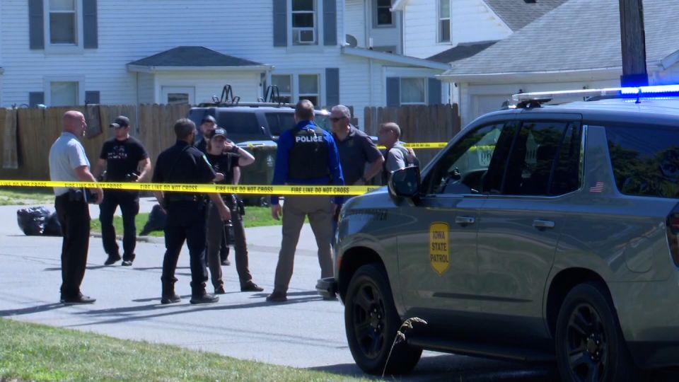 A polícia investiga depois que seis pessoas foram mortas em vários tiroteios em Muscatine, Iowa, na segunda-feira. -WQAD