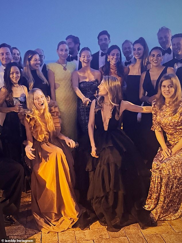 Novas fotos da princesa Beatrice (extrema direita) revelaram que ela viajou para Roma para uma luxuosa festa de aniversário de 40 anos