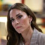 A Princesa Kate prestou uma sincera homenagem aos três tripulantes da Marinha Real que morreram hoje depois que um helicóptero caiu durante um exercício de treinamento hoje.