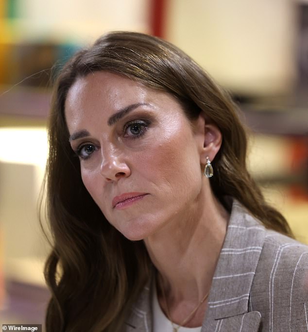 A Princesa Kate prestou uma sincera homenagem aos três tripulantes da Marinha Real que morreram hoje depois que um helicóptero caiu durante um exercício de treinamento hoje.