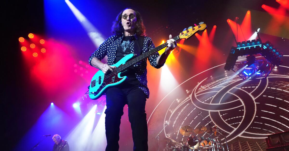 A reunião do Rush se torna um comovente tributo à coroação de Neil Peart e Anika Nilles no Kia Forum