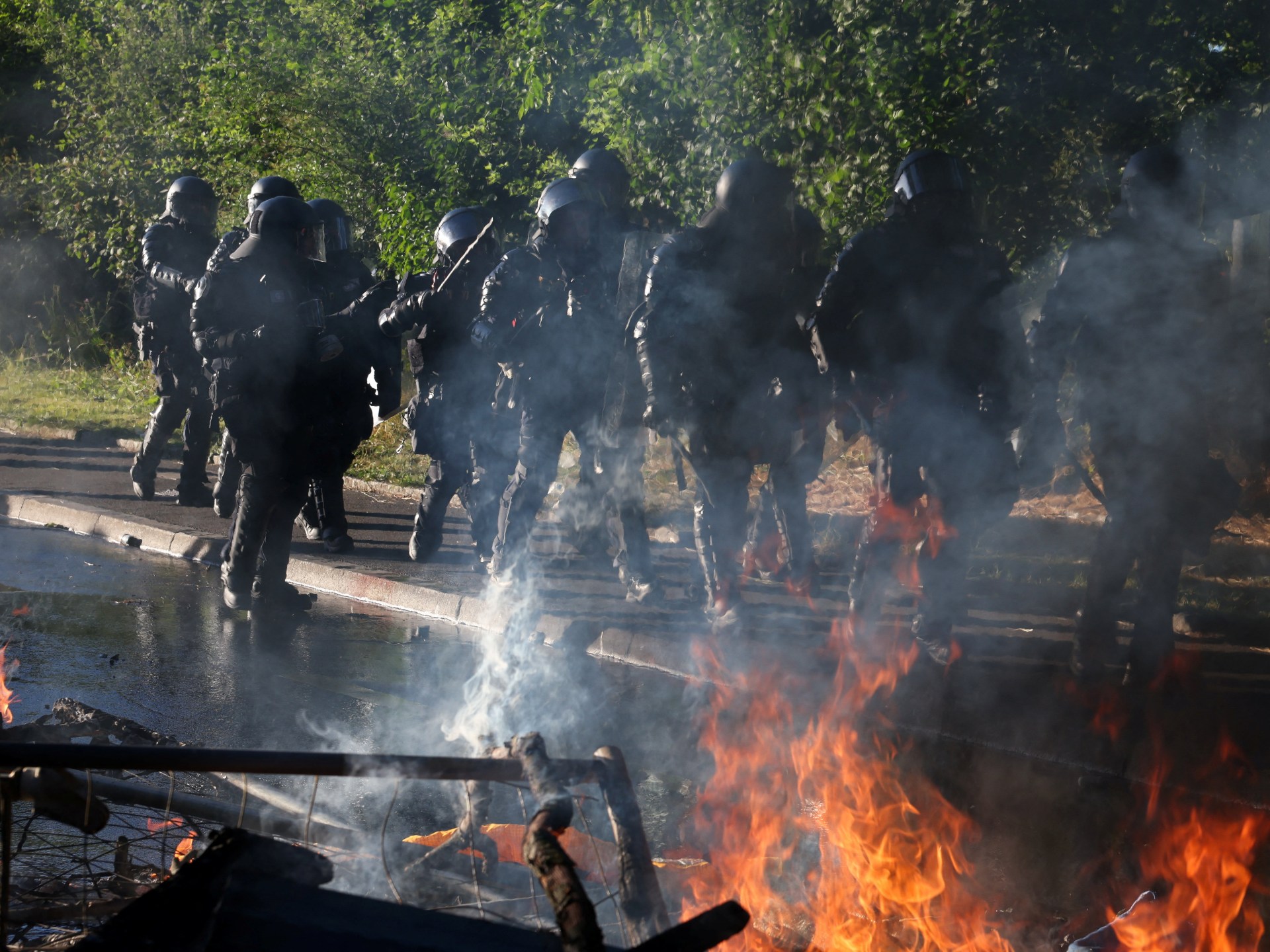 A violência irrompe durante protestos anti-G7 em Genebra, na véspera da cimeira