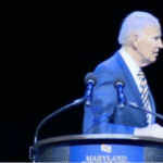 O ex-presidente Joe Biden sai do palco depois de fazer comentários no Fight Back and Win Gala do Partido Democrata de Maryland, perto de Baltimore, no sábado.