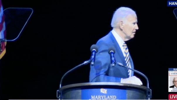 O ex-presidente Joe Biden sai do palco depois de fazer comentários no Fight Back and Win Gala do Partido Democrata de Maryland, perto de Baltimore, no sábado.
