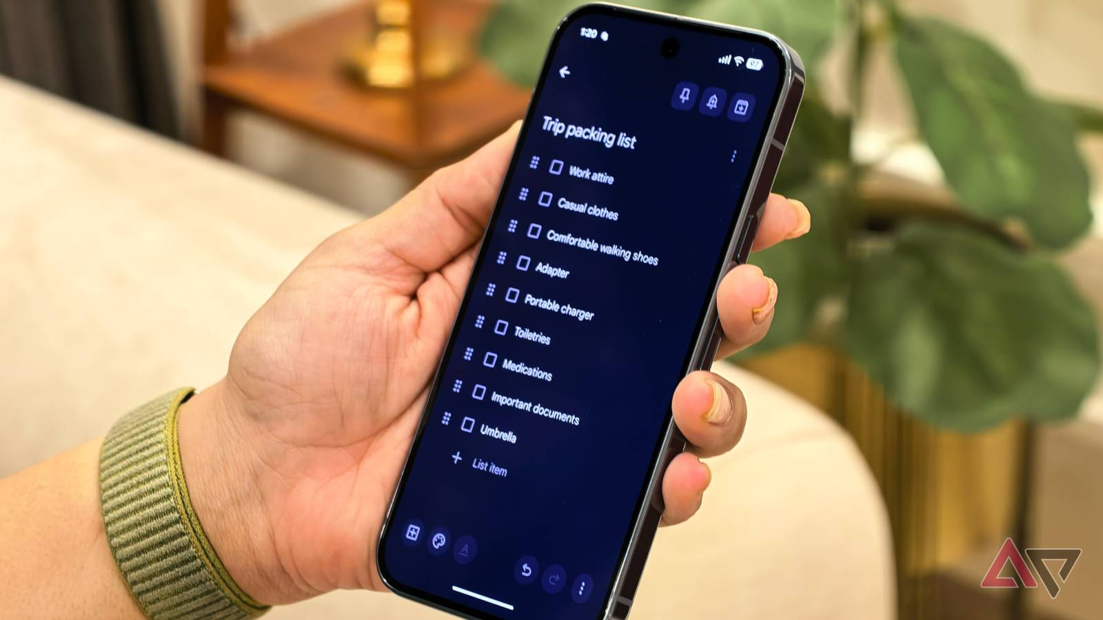 Homem trabalhando em um laptop ao lado de um grande logotipo 3D do Google Keep e de uma lista de verificação flutuante.
