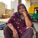 Sita Patni acende uma lamparina a óleo em frente às fotos de seu filho Aakash, morto quando o avião caiu perto de sua barraca de chá em Ahmedabad, Índia (Marhaba Hilali/Al Jazeera)