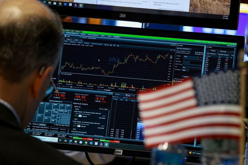 Ações sobem com chips, Brent sobe com dúvidas sobre acordo com o Irã