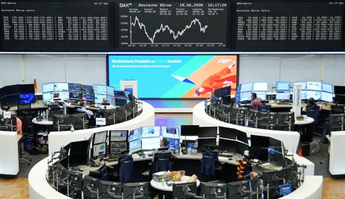 Ações sobem em trimestre estelar; dólar atinge ouro e iene