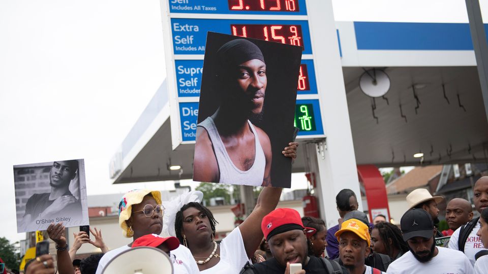 Adolescente se declara inocente do crime de ódio pelo assassinato de O'Shae Sibley, que foi esfaqueado enquanto dançava em um posto de gasolina no Brooklyn
