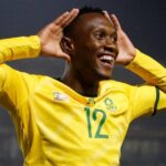 O atacante canadense Jonathan David (10) está de olho na bola no segundo tempo contra o Catar