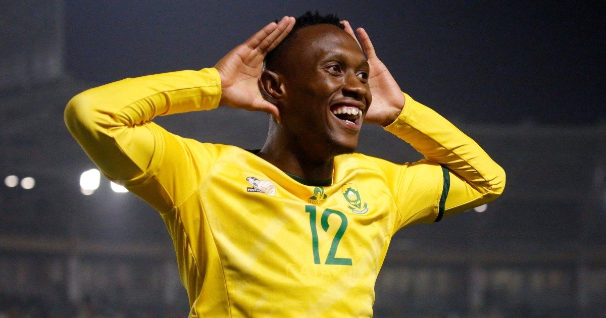 O atacante canadense Jonathan David (10) está de olho na bola no segundo tempo contra o Catar