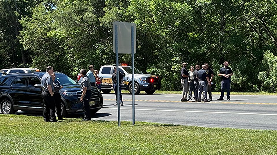 Agente do ICE atira em veículo em fuga em Nova Jersey após ser atropelado por suspeito, diz a polícia