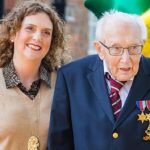 Capitão Tom Moore, que arrecadou £ 39 milhões para o NHS dando 100 voltas em seu jardim, e sua filha Hannah Ingram-Moore, que está vendendo itens como gotas para os ouvidos no TikTok