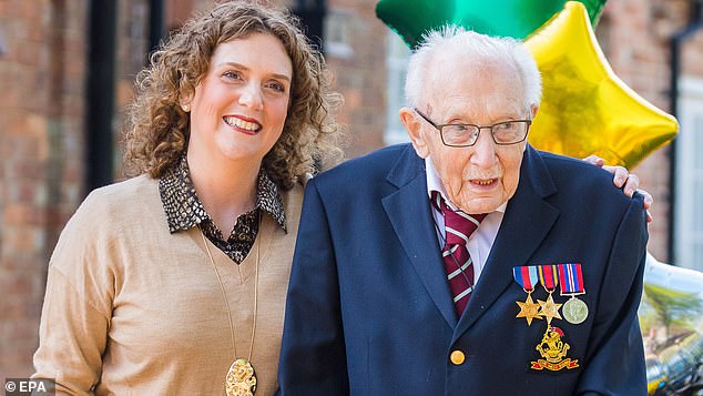 Capitão Tom Moore, que arrecadou £ 39 milhões para o NHS dando 100 voltas em seu jardim, e sua filha Hannah Ingram-Moore, que está vendendo itens como gotas para os ouvidos no TikTok