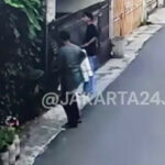Aksi Pengamen di Bekasi Bikin Geger, Pagar Rumah Warga Dibakar Buntut Kesal Tak Dikasih Uang